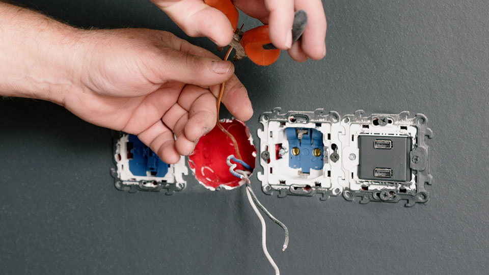 artisan electricien effectuant des travaux de rénovation et dépannage électrique